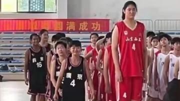 Nu VDV bong ro Trung Quoc cao 2,26 m o tuoi 14 hinh anh