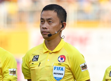 Trong tai Ngo Duy Lan bat chinh o SEA Games 31 hinh anh