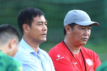 Chu tich Huu Thang thay HLV Tran Minh Chien hinh anh