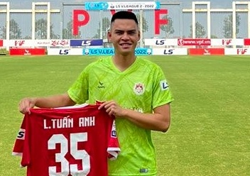 Hai cau thu Viet kieu khoac ao Pho Hien hinh anh