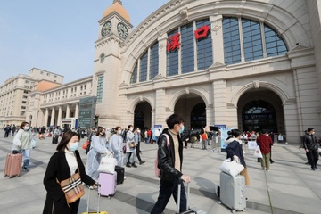 Sau mot nam go bo lenh phong toa, Vu Han van lao dao vi dai dich hinh anh
