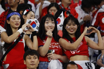 Ky World Cup dat do cua cac co dong vien Han Quoc, Nhat Ban hinh anh
