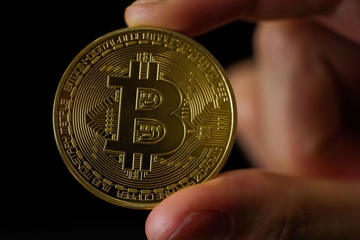 Gia Bitcoin xuyen thung nguong quan trong hinh anh