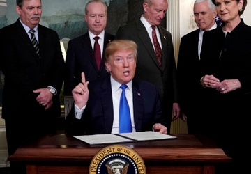 Noi bo co van ong Trump mau thuan ve chinh sach thue quan hinh anh