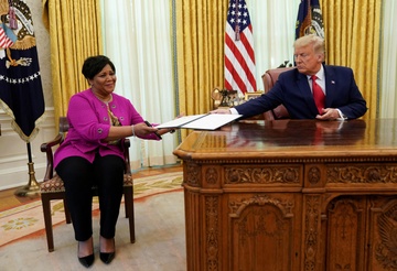 Ong Trump bo nhiem nguoi tung ngoi tu 22 nam lam ‘ba trum an xa’ hinh anh