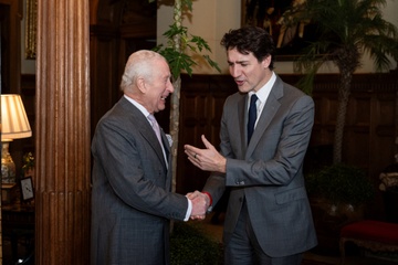 Ong Trudeau nhan manh chu quyen quoc gia khi gap Vua Charles hinh anh