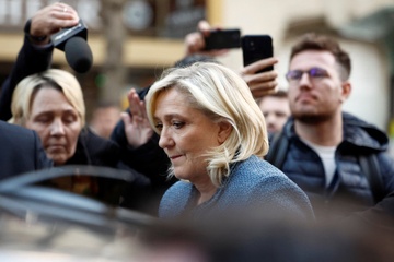 Tong thong Trump noi gi ve phan quyet voi ba Le Pen? hinh anh
