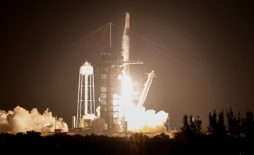 Nha dau tu Bitcoin mua chuyen bay SpaceX chinh phuc hai cuc Trai Dat hinh anh