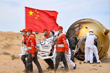 Ba phi hanh gia Trung Quoc ha canh an toan sau 6 thang ngoai vu tru hinh anh