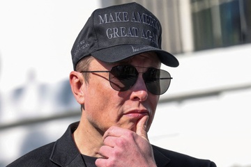 Elon Musk vi minh nhu Duc Phat trong buoi hop bao dau tien hinh anh
