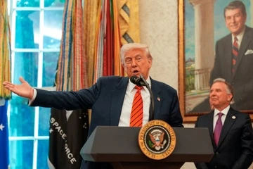Iran gian du khi ong Trump muon doi ten Vinh Ba Tu hinh anh