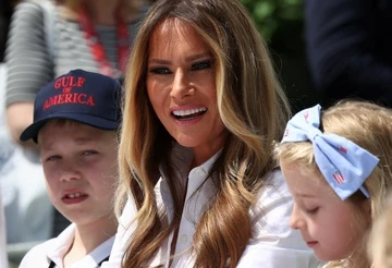 De nhat phu nhan Melania Trump phat hanh sach noi do AI long tieng hinh anh