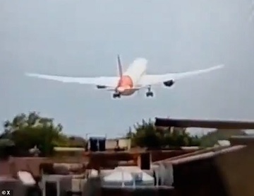 Khoảnh khắc máy bay Air India rơi ở Ahmedabad