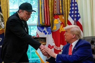 Elon Musk goi dien de giang hoa voi ong Trump hinh anh
