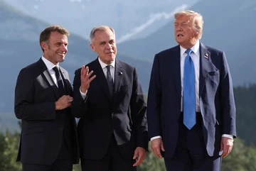 Ong Trump goi y dua G7 tro lai G8, tham chi G9 voi Trung Quoc hinh anh