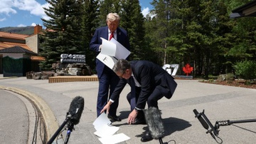 Thủ tướng Anh giải thích lý do cúi xuống nhặt giấy tờ cho ông Trump