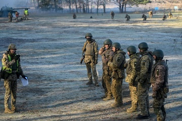 Nga dat 'lan ranh do' ve huan luyen quan su cho Ukraine hinh anh