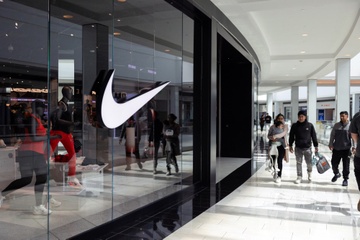 Co phieu Nike, Lululemon bat tang sau tuyen bo cua ong Trump hinh anh