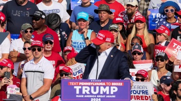 Một năm sau vụ ám sát hụt, ông Trump kể lại '1 milimet sinh tử'