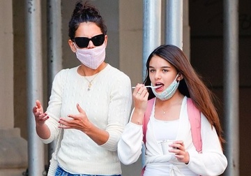 Suri Cruise dao pho cung me hinh anh