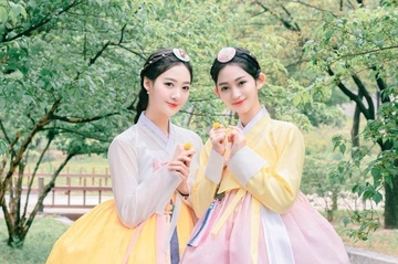 Khach Viet chuong tour nuoc ngoai dip 30/4 hinh anh
