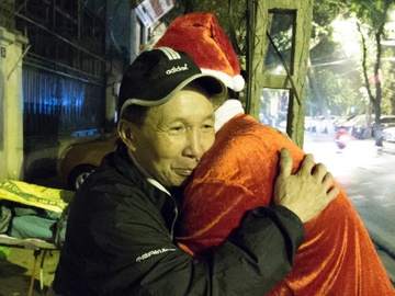 'Ong gia Noel' lan loi dem hom tang qua cho nguoi vo gia cu hinh anh