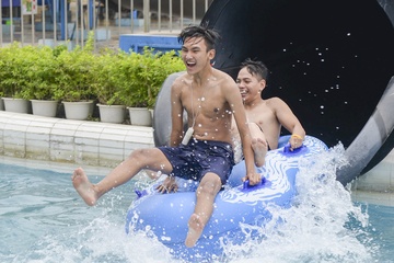 Cong vien nuoc vang ve ngay dau mo cua du gia giam ky luc hinh anh