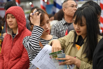Xep hang ca tieng dong ho cho mua ve may bay gia re hinh anh