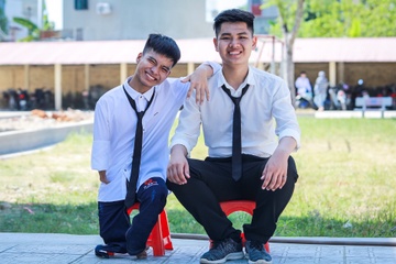 Doi ban 10 nam cong nhau den lop, cung thi dai hoc hinh anh