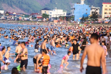 Nghìn nghịt khách tại bãi biển Thiên Cầm