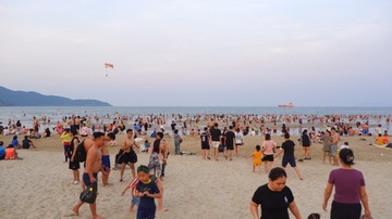 Bien Da Nang den toi van dong hinh anh