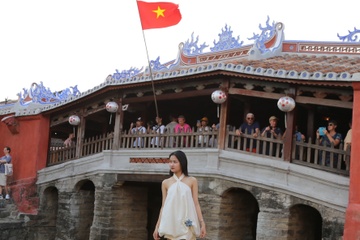 Dòng người ùn ùn đổ về Hội An
