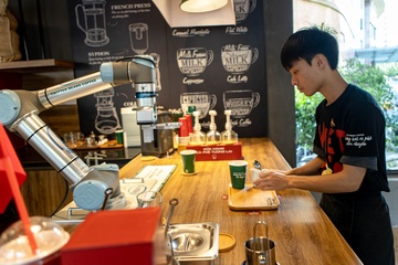 Robot pha cà phê, bưng bê ở Hà Nội