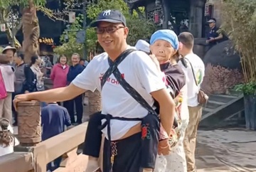 Con trai cõng mẹ bị liệt đi du lịch ở Trung Quốc