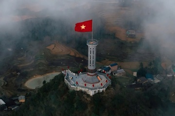 Cot co Lung Cu Ha Giang tam dung don khach hinh anh