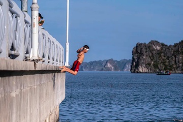 Bão cuốn bay phao quây bãi tắm Hạ Long, 9 tháng sau chưa lắp lại