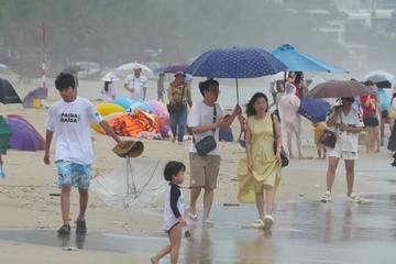 Danh dum ca nam di du lich Da Nang thi dinh bao hinh anh