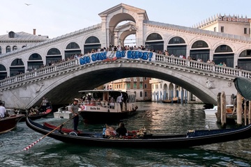 Dan Venice muon chan kenh dao ngan dam cuoi trieu USD cua Jeff Bezos hinh anh