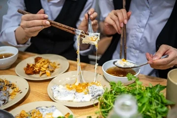 Tranh cãi bánh cuốn phô mai chấm nước mắm ở Hà Nội