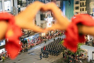 Hang quan co view 'trieu do' ngam dieu binh 2/9 tai Ha Noi hinh anh