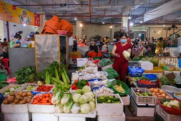 Gia rau cu tai cho TP.HCM ha nhiet, nguoi den sieu thi giam manh hinh anh