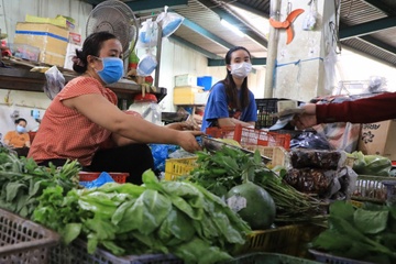 Rau cu, thit ca tang gia nhe ngay mung 2 Tet hinh anh