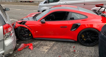 Sieu xe moi Porsche 911 GT2 RS vua lai khoi dai ly da dam nat dau hinh anh