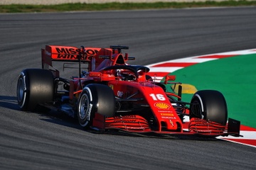 doi dua Ferrari F1 bi doi thu tay chay anh 2