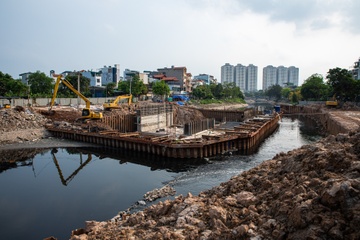 Đập dâng giữ nước đầu tiên trên sông Tô Lịch dần thành hình
