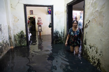 Nuoc cong tran vao nha dan sau mua lon o Ha Noi hinh anh