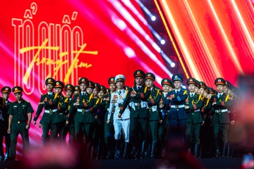 Khán giả hò reo trước màn diễu binh ấn tượng tại ‘concert quốc gia’