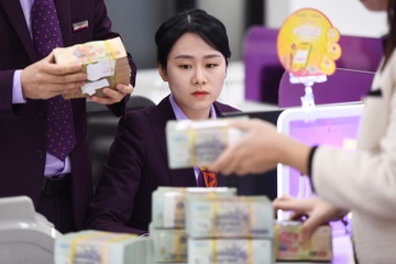 Hang nghin nhan vien ngan hang mat viec, nhan su nha bang bien dong hinh anh