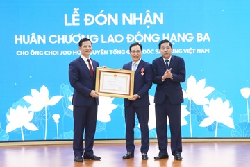 Nguyen CEO Samsung Viet Nam nhan Huan chuong Lao dong hang Ba hinh anh