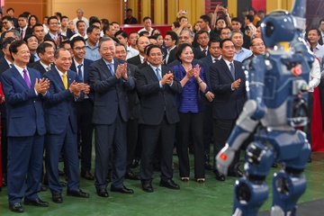 Tận mắt thấy robot hình người của Vingroup nhảy múa